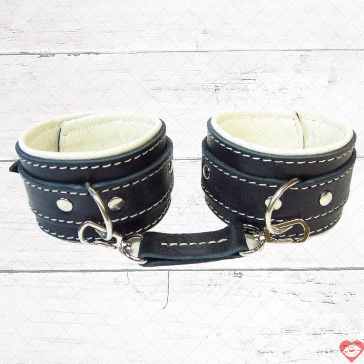 Còng Tay Da Đen Lót Mềm Siêu Thoải Mái Bondage
